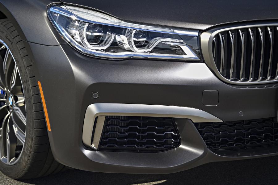 Детали экстерьера BMW M760i xDrive 2017 года  (NA) (фото 138 из 154)